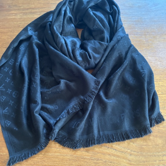 Louis Vuitton, Paris monogram  Shine Shawl - Picture 3 of 4